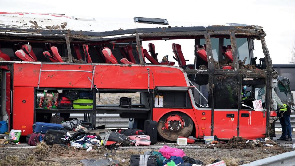 Ein verunglückter Bus steht auf der Straße. Bei einem Unfall eines ukrainischen Busses im Südosten Polens kamen mehrere Menschen ums Leben.