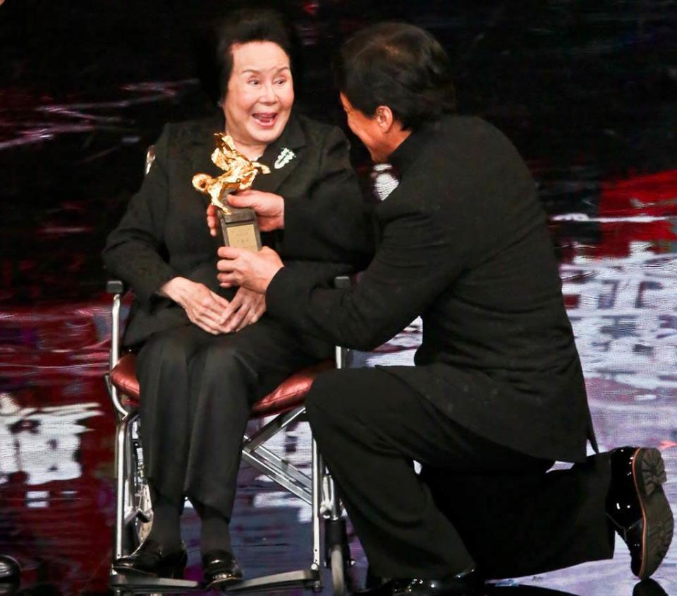 成龍50年來一直喊李麗華為「媽媽」，2015年跪著為她遞上金馬獎終身成就獎。(中時資料照片)