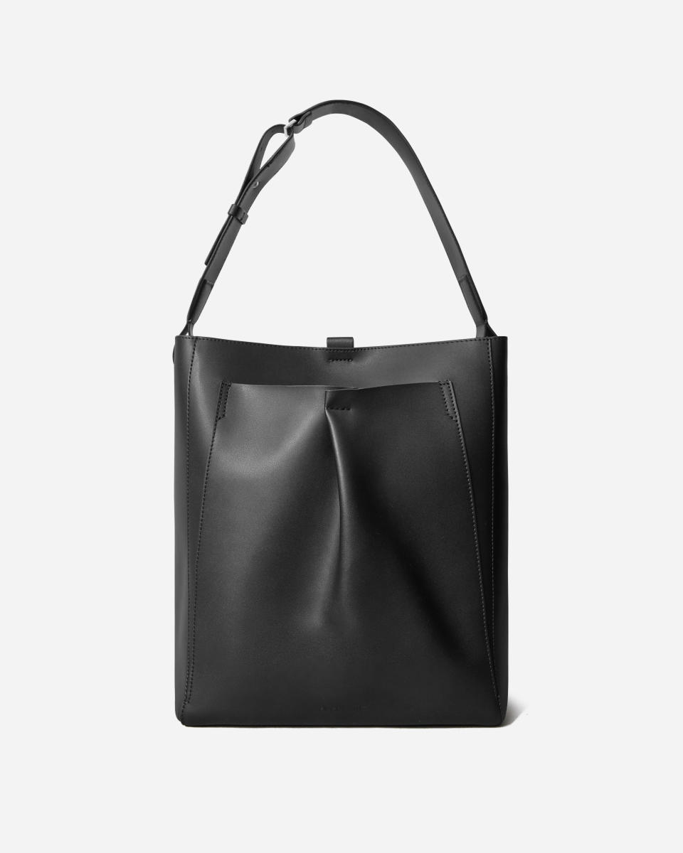 <p><a href="https://go.redirectingat.com?id=74968X1596630&url=https%3A%2F%2Fwww.everlane.com%2Fproducts%2Fwomens-studio-bag-black&sref=https%3A%2F%2Fwww.townandcountrymag.com%2Fstyle%2Ffashion-trends%2Fg60334913%2Fbest-bucket-bags%2F" rel="nofollow noopener" target="_blank" data-ylk="slk:Shop Now;elm:context_link;itc:0;sec:content-canvas" class="link ">Shop Now</a></p><p>The Studio Bag</p><p>everlane.com</p><p>$250.00</p>