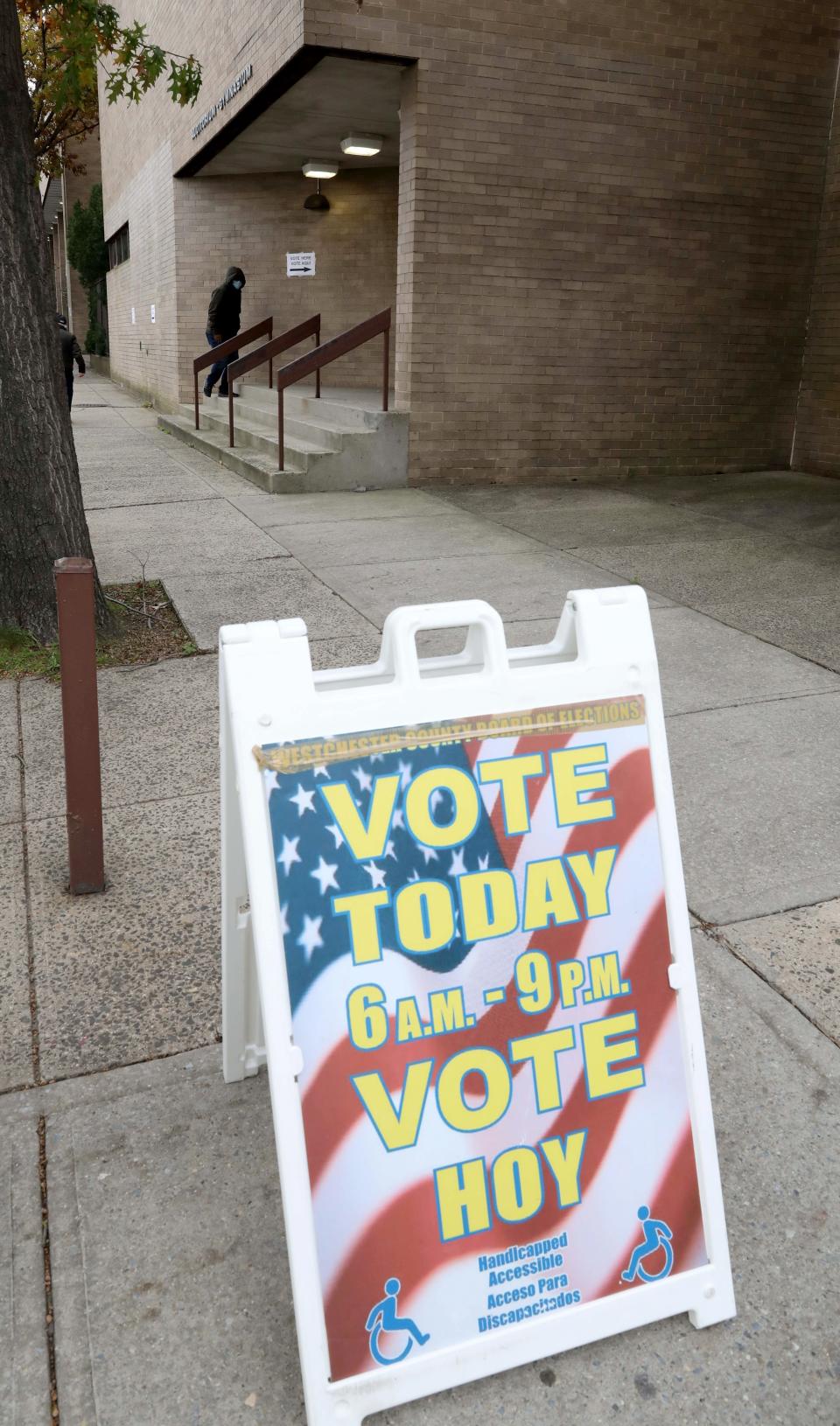 A sign to vote at Lincoln Elementary School in Mount Vernon, Nov. 3, 2020.