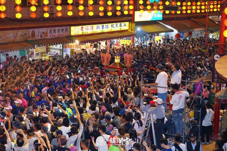 新港鄉大街小巷擠滿人潮，熱情迎接鑾轎。取自鎮瀾宮臉書