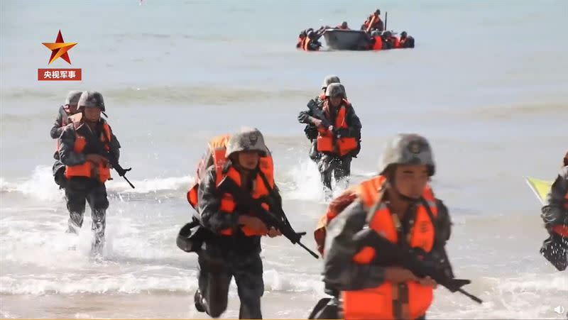 中國解放軍實彈搶灘登陸操演。（圖／翻攝自央視軍事微博）