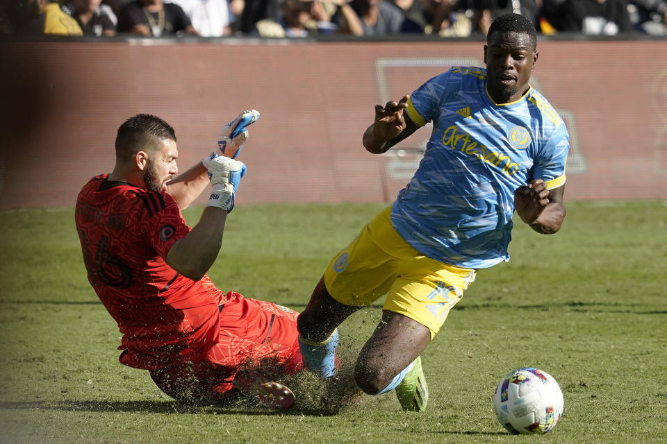 APTOPIX Los Angeles FC goalkeeper Maxime Crépeau (16) collides with Philadelphia Union forward Cory Burke (19) in the extra time during the MLS Cup soccer match Saturday, Nov. 5, 2022, in Los Angeles. (AP Photo/Marcio Jose Sanchez)