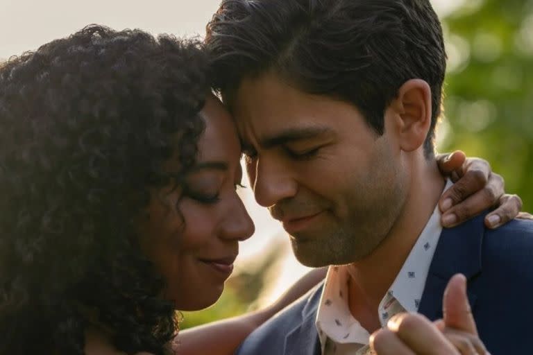 Betty Gabriel y Adrian Grenier en la miniserie que es furor en Netflix