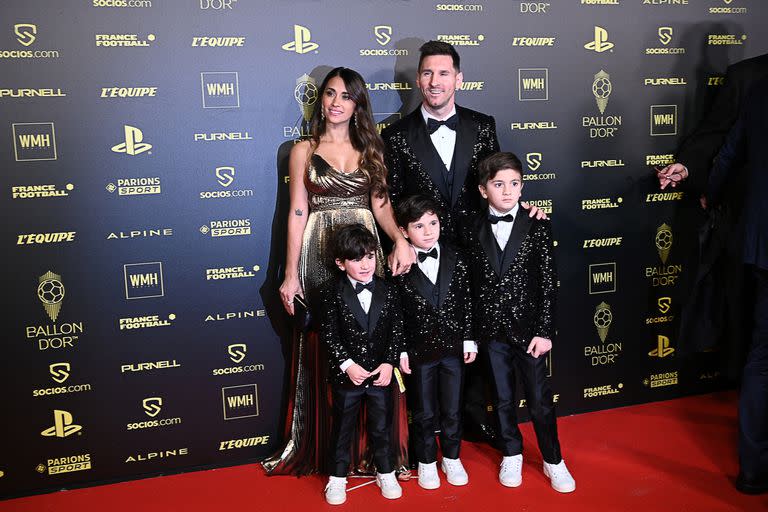 El delantero argentino del Paris Saint-Germain Lionel Messi (arriba a la derecha), su esposa Antonela Roccuzzo (arriba a la izquierda) y sus hijos (abajo, de izquierda a derecha) Ciro, Mateo y Thiago posan a su llegada para asistir a la ceremonia de entrega del Balón de Oro de Francia 2021. en el Theatre du Chatelet de París el 29 de noviembre de 2021.