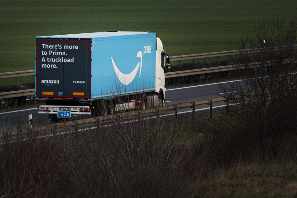 Un camión con el logotipo de Amazon Prime en Brieselang, Alemania. (Foto: Florian Gaertner/Photothek via Getty Images)