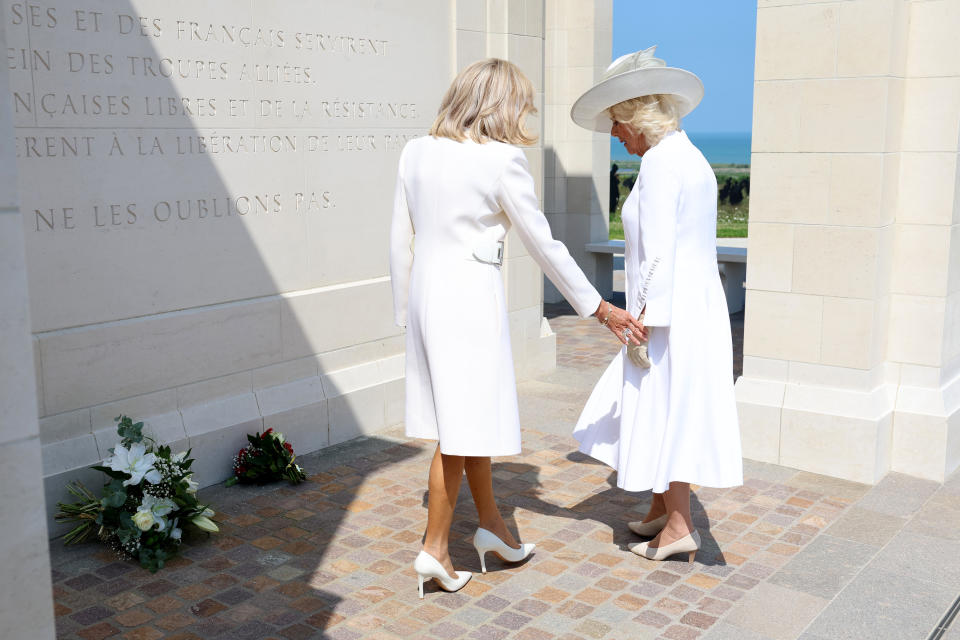 Als Brigitte Macron der Königin die Hand reichte, schien Camilla zunächst zu zögern, sich auf die Berührung einzulassen (Bild: Chris Jackson - Pool/Getty Images)