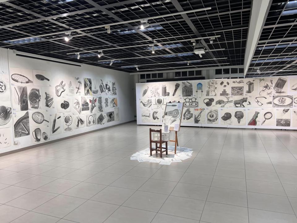 建國高中策畫「小零件˙大創意—真人圖書館創作發表會」，展出近300件大型炭筆素描作品