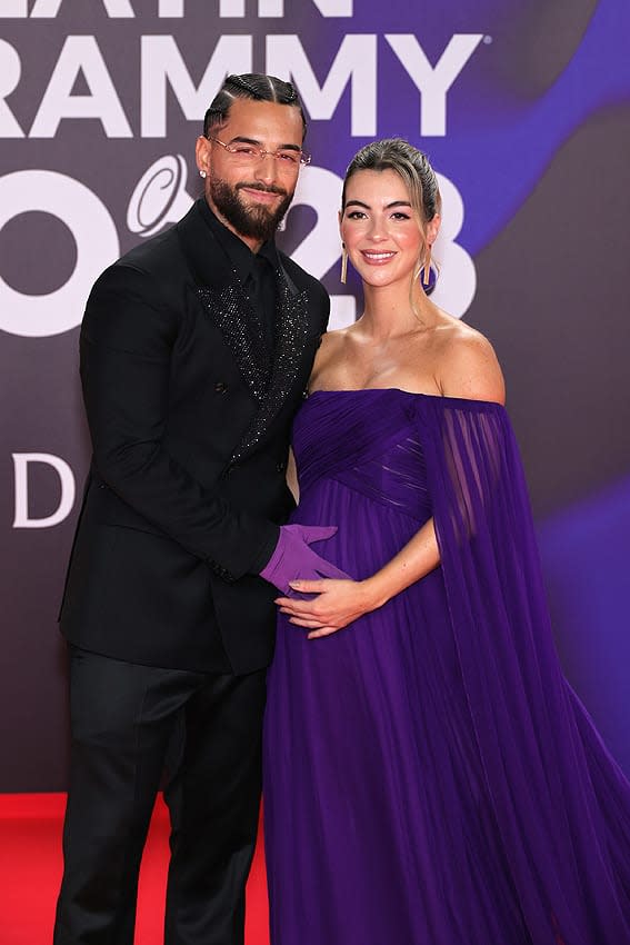 Maluma y su novia Susana posan por primera vez juntos y presumiendo de embarazo en los Grammy Latinos 2023