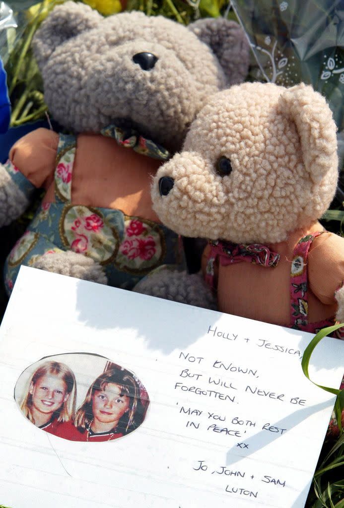 lakenheath, united kingdom two teddy bears and a note with a photograph are seen 21 august 2002 in a floral tribute to slain school girls jessica chapman and holly wells, near the crime scene in lakenheath some 100 miles 160 kms north of london ian huntley and his partner maxine carr have been charged in connection with the murder of the two soham schoolgirls, both 10 years old afp photo odd andersen photo credit should read odd andersenafp via getty images