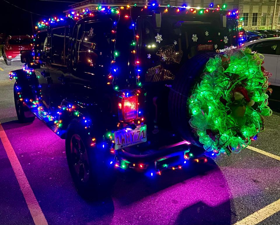 how to decorate a jeep with christmas lights