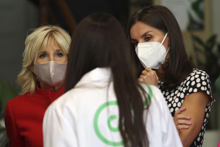 La primera dama estadounidense Jill Biden, izquierda, y la reina Letizia de España, derecha, visitan la Asociación Española Contra el Cáncer, el lunes 27 de junio de 2022, en Madrid. (Nacho Doce/Foto compartida vía AP)