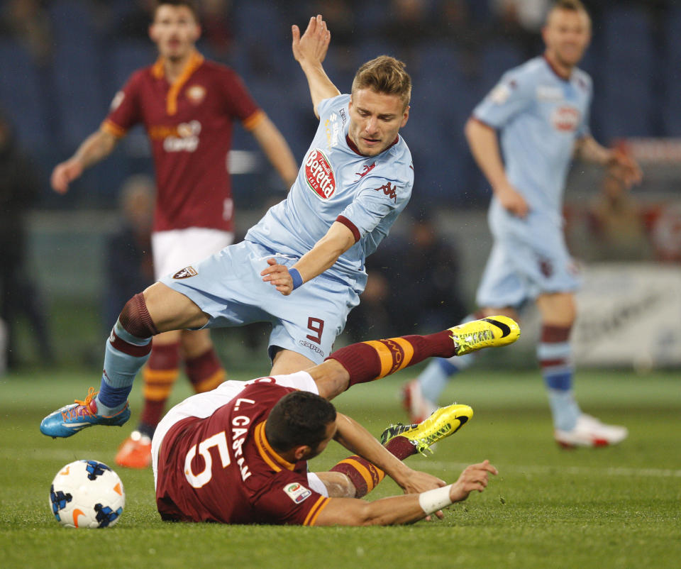 Torino forward Ciro Immobile, left, and AS Roma defender Leandro Castan of Brazil vie for the ball during a Serie A soccer match between AS Roma and Torino, at Rome's Olympic Stadium, Tuesday, March 25, 2014. (AP Photo/Andrew Medichini)
