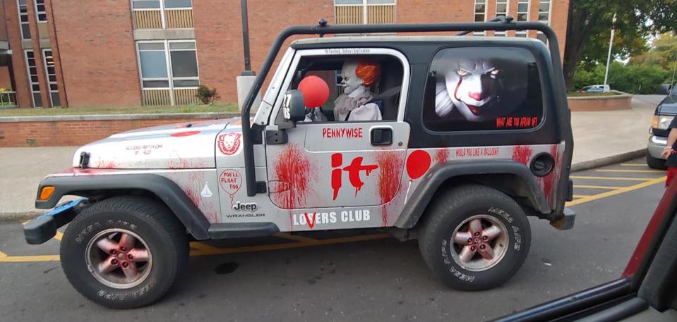 Pennywise Jeep terrorizes the streets of Louisville, KY