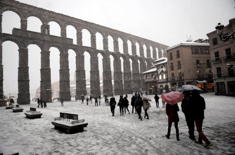 España: más de mil autos quedaron atrapados en la nieve en medio de un temporal