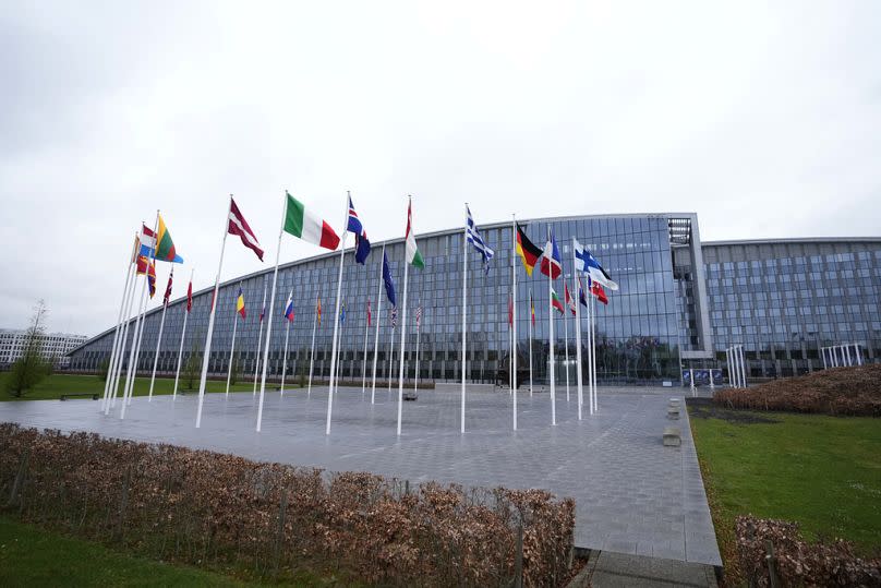 Flaggen der NATO-Mitgliedstaaten wehen im Wind vor dem NATO-Hauptquartier in Brüssel am Mittwoch, 3. April 2024.