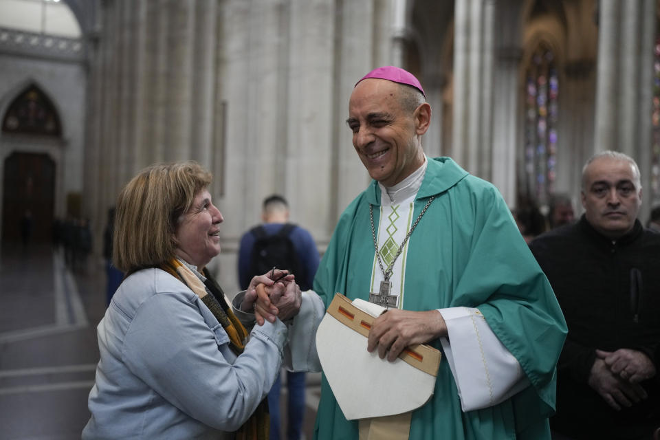 Monseñor Víctor Manuel Fernández, arzobispo de La Plata, toma de la mano a una mujer después de una misa en la Catedral de La Plata, Argentina, el domingo 9 de julio de 2023. Fernández fue designado por el papa Francisco para encabezar el Dicasterio de la Santa Sede para la Doctrina de la Fe en el Vaticano. (Foto AP/Natacha Pisarenko)