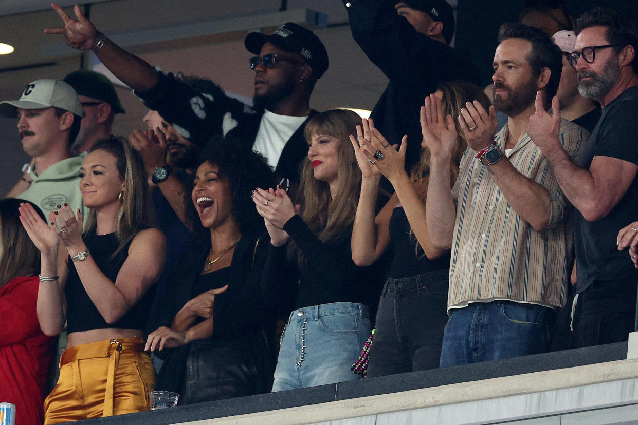 Aux côtés de Taylor Swift, il y avait du très beau monde en tribune pour voir s’affronter les Jets de New York contre les Chiefs de Kansas City, parmi eux : Blake Lively, Sophie Turner, Ryan Reynolds et Hugh Jackman. 