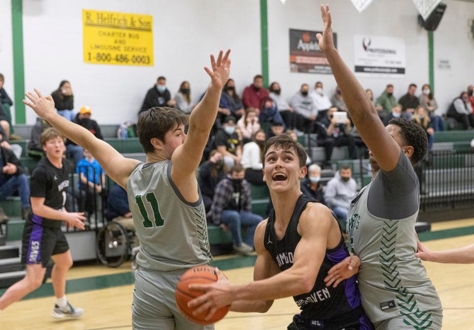 Rumson Scott Gyimesi looks for an opening to shoot in first half action. Rumson-Fair Haven Boys Basketball defeats Raritan in Hazlet, NJ on January 20, 2022. 