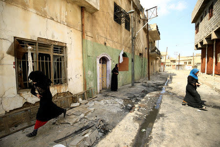 Civilians run from clashes during a battle with Islamic State militants at Dawasa neighborhood in Mosul, Iraq, March 8, 2017. REUTERS/Thaier Al-Sudani