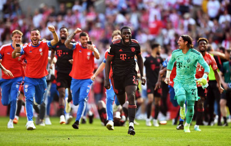 Dayot Upamecano corre delante de sus compañeros: ¡Bayern campeón!