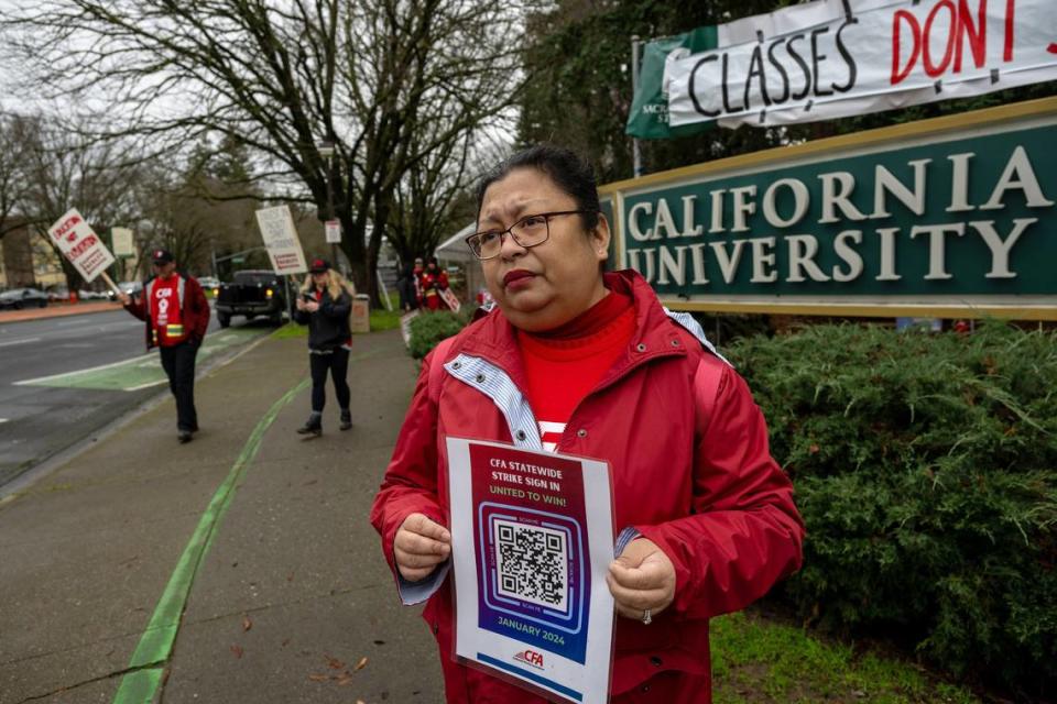 La bibliotecaria de Ciencias Sociales Melissa Cárdenas-Dow se unió el lunes a una huelga de una semana del profesorado de Sacramento State en la universidad.