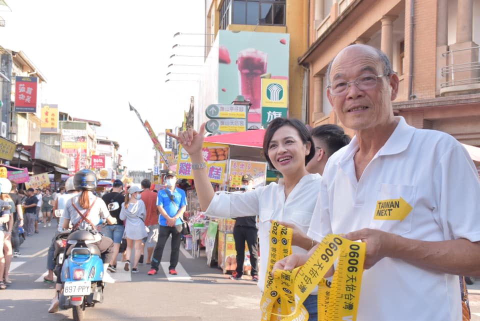 原本支持韓國瑜的資深民進黨黨員羅兆洪(右)，居然在此時倒戈，全力支持罷韓行動。   圖：翻攝自邱議瑩臉書