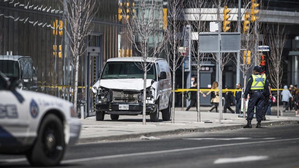 Das Tatfahrzeug auf dem Gehweg. In der Innenstadt von Toronto ist ein 25-Jähriger mit einem gemieteten Lieferwagen in eine Gruppe von Fußgängern gefahren. Foto: Aaron Vincent Elkaim/The Canadian Press