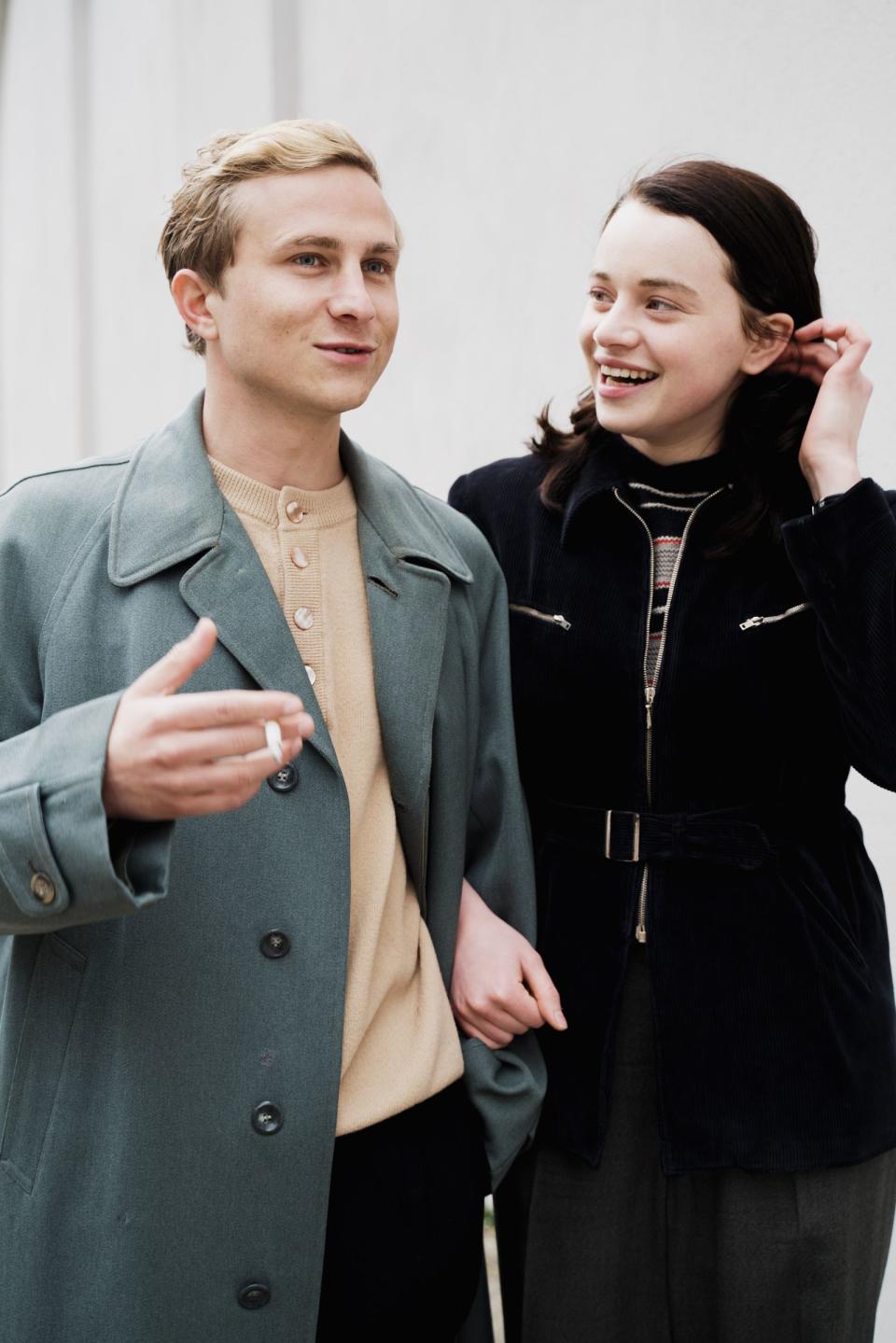 Sophie (Luna Wedler) und Hans Scholl (Max Hubacher) wurden am 22. Februar 1943 wegen "landesverräterischer Feindbegünstigung, Vorbereitung zum Hochverrat [und] Wehrkraftzersetzung" zum Tode verurteilt. (Bild: Rebecca Rütten / Sommerhaus Filmproduktion und VICE Media / SWR und BR)