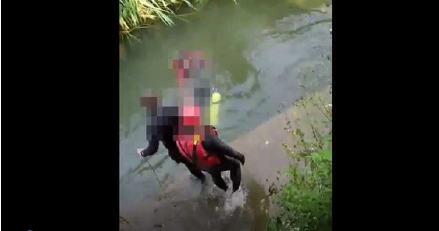 嘉義竹崎11歲女童傳溺水，救難人員在溪中找尋女童下落。（圖／讀者提供）