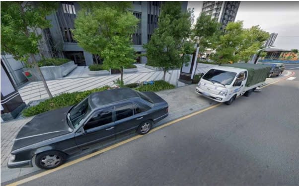 車子停於人行道上示意圖。圖／Google Map 街景