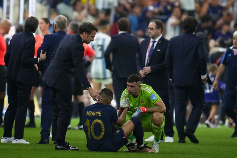 Emiliano Martínez fue a consolar a Kylian Mbappé tras a definición por penales