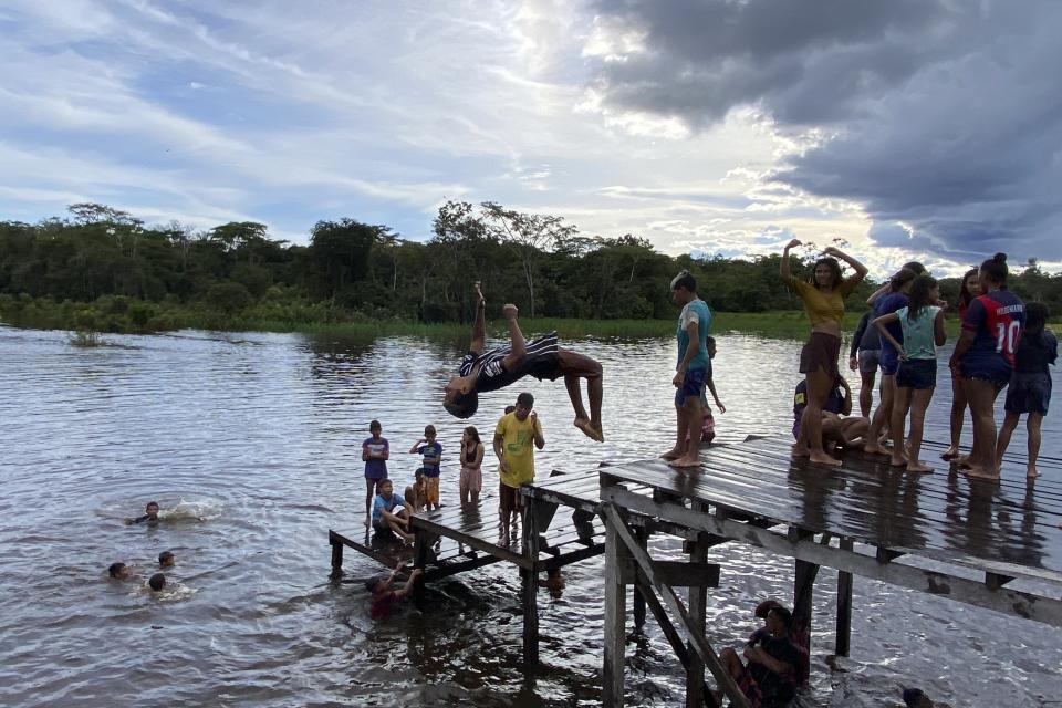 Niños juegan en Atalaia do Norte, en el estado de Amazonas, Brasil, el 1 de marzo de 2023. Previo al aniversario de las muertes del periodista británico Dom Phillips y del experto indígena Bruno Pereira, The Associated Press volvió al Valle Yavarí para describir la pérdida de estos dos hombres. (AP Foto/Fabiano Maisonnave)