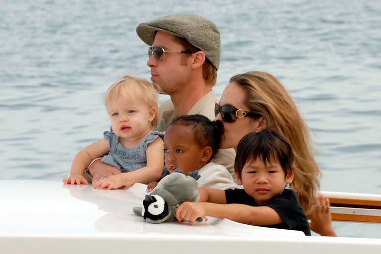 Pitt y Jolie junto a tres de sus hijos, Shiloh, Zahara y Maddox