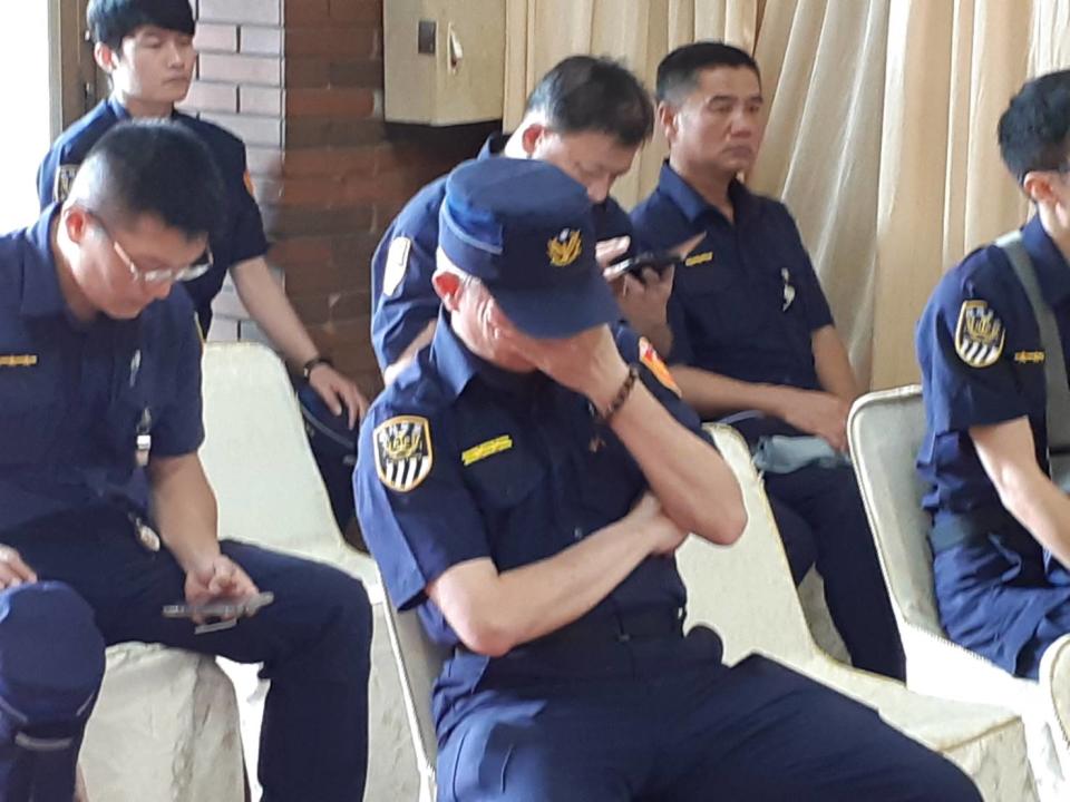 鐵路警察李承翰殉職，同事哀傷不已。   圖：蔡坤龍/攝