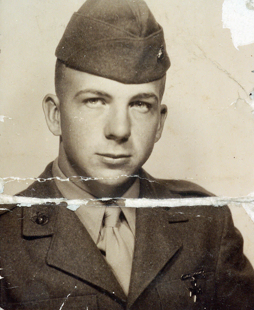 Lee Harvey Oswald en uniforme de la marina