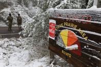 <p>Les membres de la Garde nationale du Colorado surveillent un barrage routier menant à l'incendie de Cameron Peak alors que la neige tombe un jour après que la région a subi des records de chaleur.</p>