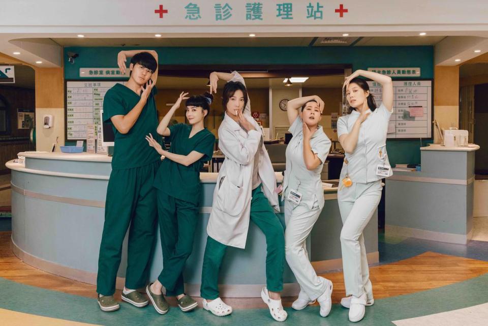 公視醫療喜劇《村裡來了個暴走女外科》陽光醫院篇花絮公開專業又瘋狂的醫護角色。（公視提供）
