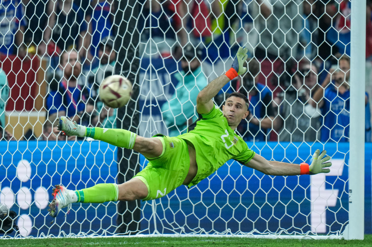 Dibu Martínez en el penal que Mbappé le anotó durante la tanda. (Ayman Aref/NurPhoto via Getty Images)