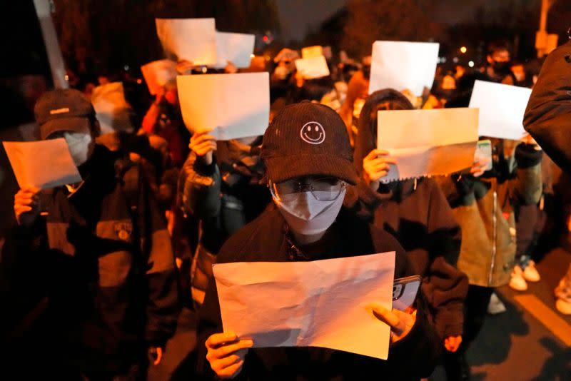 ▲北京民眾27日晚間舉白紙抗議中國防疫政策。（圖／美聯社／達志影像）