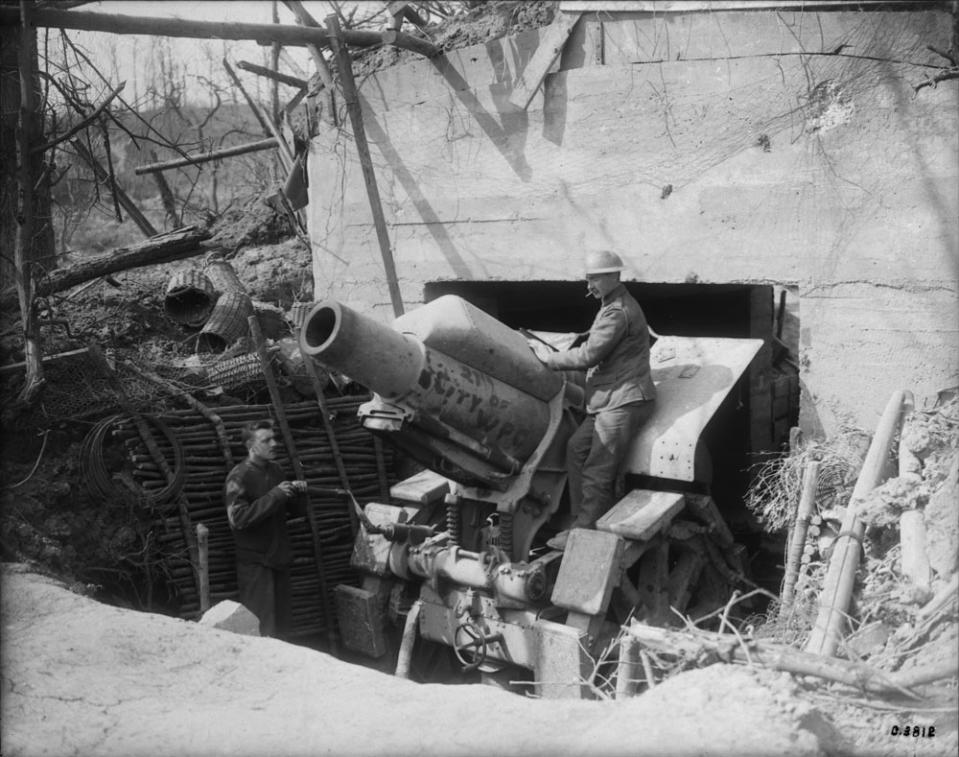 <p>Canadian soldiers from Winnipeg’s 27th Battalion examine a captured German 8″ gun on Vimy Ridge in August 1917. Photo from Library and Archives Canada. </p>