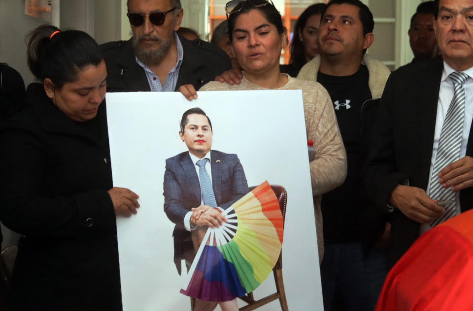 Familiares de Jesús Ociel Baena, primer magistrade abiertamente no binario de México, asisten a un homenaje póstumo en el Tribunal Electoral del Estado de Aguascalientes, en Aguascalientes, México, el 14 de noviembre de 2023. (Photo by AFP) (Photo by STR/AFP via Getty Images)