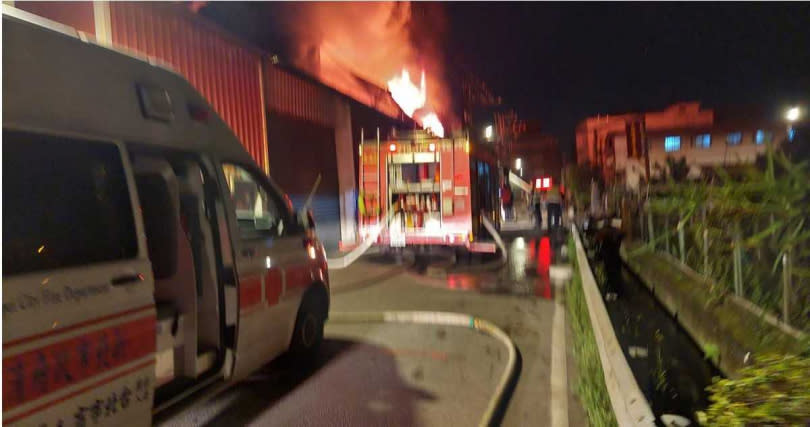今19日晚間20時許，新北市樹林區西圳街二段發生一起工廠火警。（圖／新北消防局）