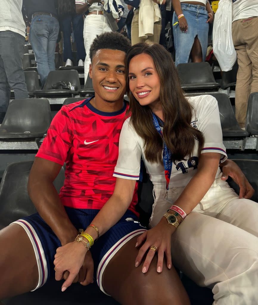 La novia del furbolista inglés Ollie Watkins, Ellie Alderson