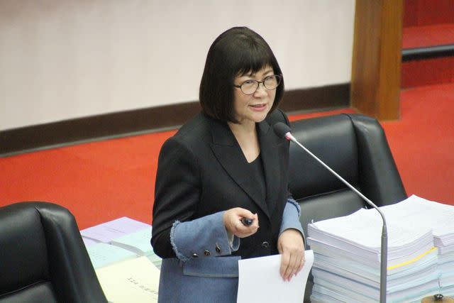 高雄市議員陸淑美總質詢，針對北高人口數提出質疑。(記者黃富貴攝)