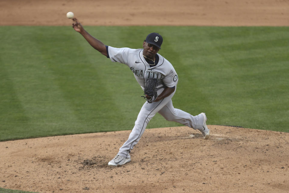 Justin Dunn, de los Marineros de Seattle, lanza en el segundo juego de una doble cartelera ante los Atléticos de Oakland, el sábado 26 de septiembre de2020 (AP Foto/Jed Jacobsohn)