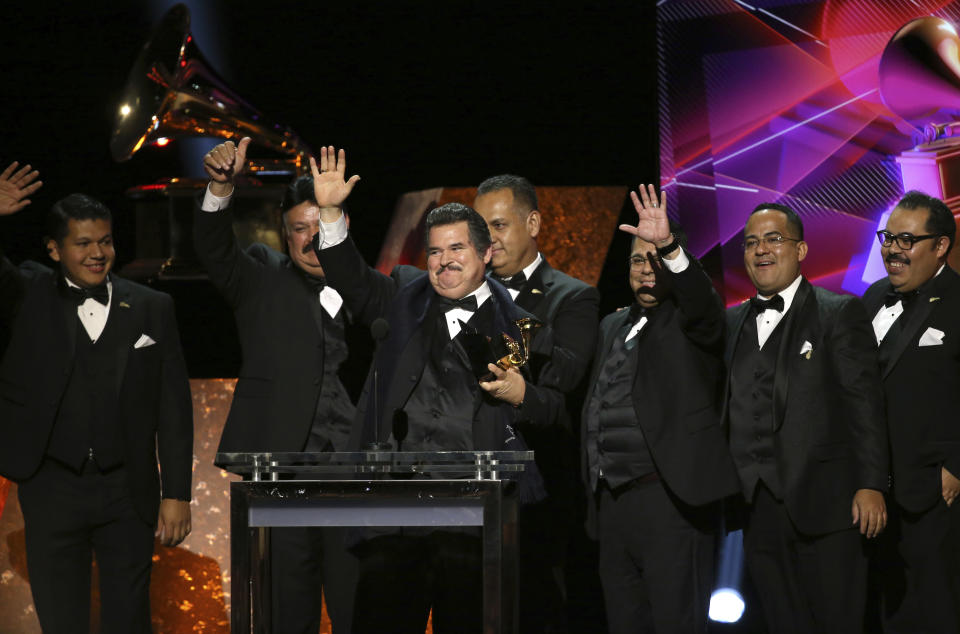 El grupo Mariachi Los Camperos reciben el Grammy al mejor álbum de música regional mexicana (incluyendo tejana) por “De ayer para siempre”, el domingo 26 de enero del 2020 en Los Angeles. (Foto por Matt Sayles/Invision/AP)