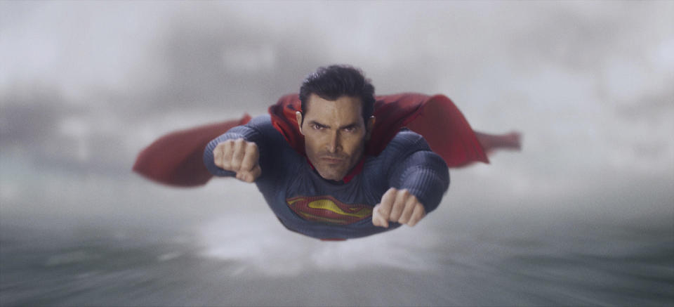 飾演「超人」的泰勒霍奇林穿上新一代超人裝。（圖／Warner Media）