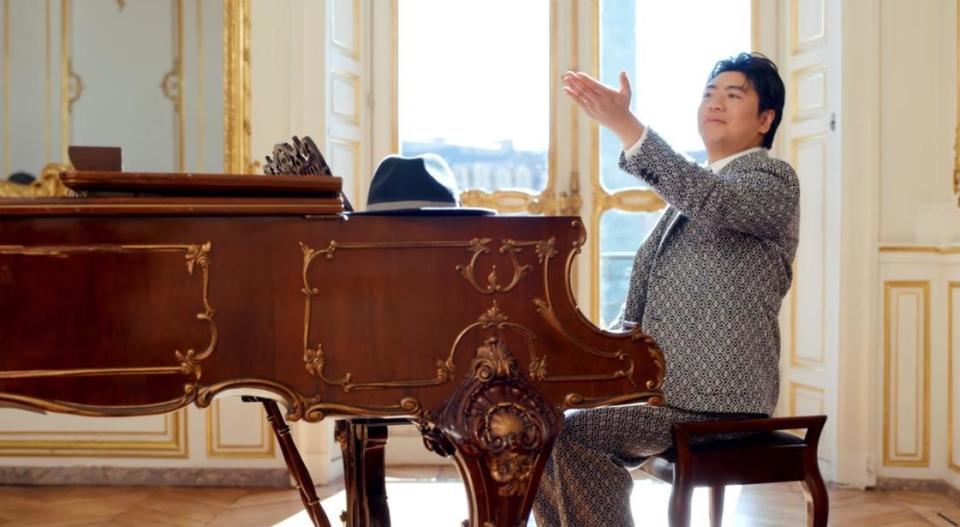  中國鋼琴大師郎朗出現在杰倫新歌〈最偉大的作品〉MV裡，網友卻把他認成梁赫群。（翻攝自周杰倫YT頻道）