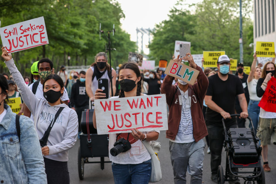 Manifestantes exigen justicia para George Floyd en el aniversario de su muerte. El homicidio del afroamericano Floyd a manos de policías ha sido señalado como un rudo ejemplo del racismo sistémico que se sufre en EEUU. (Getty Images)